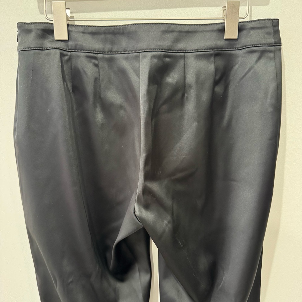 St. John Size 8 Liquid Satin Side Zip Cropped Pants - Picture 7 of 10
